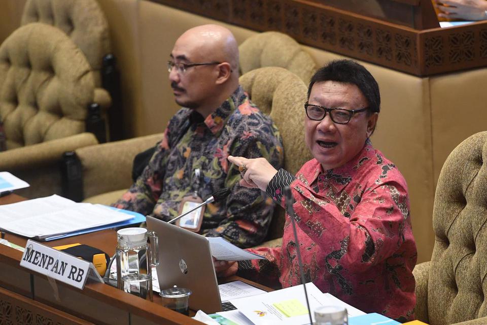 Menpan RB Tjahjo Kumolo (kanan) mengikuti rapat kerja dengan Komisi II DPR di Kompleks Parlemen, Senayan, Jakarta, Senin (6/7/2020). 