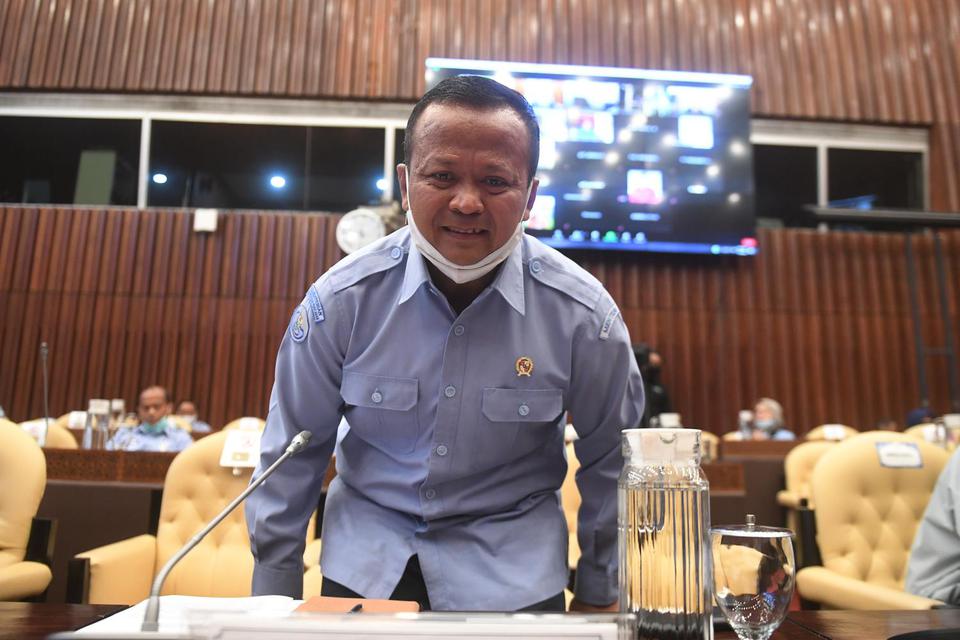Menteri Kelautan dan Perikanan Edhy Prabowo bersiap mengikuti rapat kerja dengan Komisi IV DPR di Kompleks Parlemen, Senayan, Jakarta, Senin (6/7/2020). Rapat itu membahas perkembangan program strategis kementerian dalam rangka percepatan pemulihan ekonom