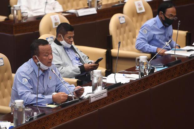 Menteri Kelautan dan Perikanan Edhy Prabowo (kiri) mengikuti rapat kerja dengan Komisi IV DPR di Kompleks Parlemen, Senayan, Jakarta, Senin (6/7/2020). Rapat itu membahas perkembangan program strategis kementerian dalam rangka percepatan pemulihan ekonomi