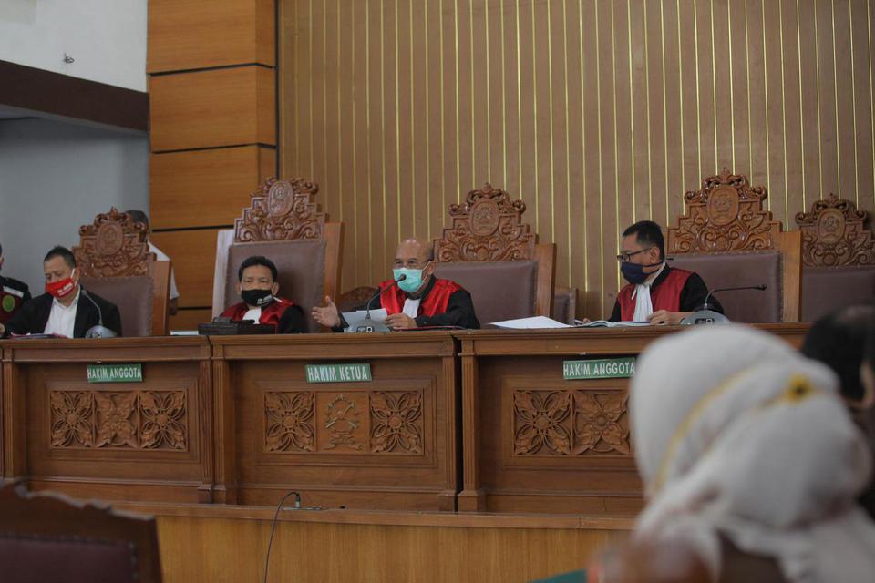 Ketua Majelis Hakim Nazar Effriandi (kedua kanan) memimpin sidang permohonan peninjauan kembali (PK) yang diajukan oleh buronan kasus korupsi pengalihan hak tagih (cessie) Bank Bali, Djoko Tjandra di PN Jakarta Selatan, Jakarta, Senin (6/7/2020). Pengadil