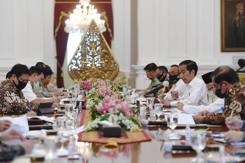 Presiden Joko Widodo (ketiga kanan) didampingi Wakil Presiden Ma'ruf Amin (kedua kanan) memimpin rapat kabinet terbatas (ratas) di Istana Merdeka, Jakarta, Senin (6/7/2020). 