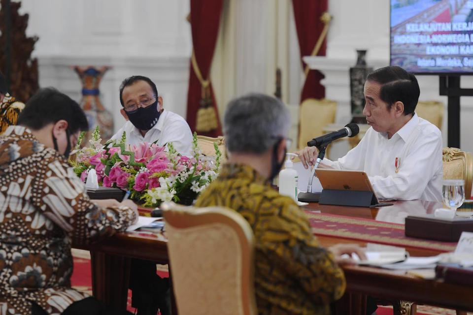 Ilustrasi, Presiden Joko Widodo (Jokowi) memimpin rapat terbatas di Istana Merdeka. Jokowi meminta belanja kebutuhan alat medis hingga alutsista mengutamakan produk dalam negeri.