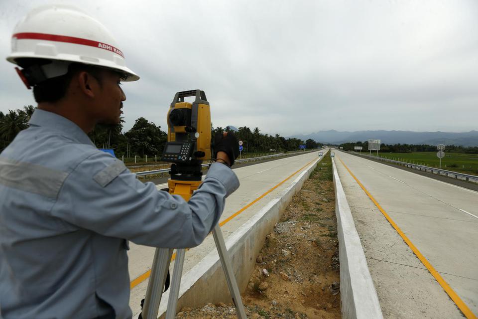 Pekerja mengukur jalan tol seksi IV Indrapuri - Blang Bintang di Aceh Besar, Aceh, Senin (6/7/2020). 