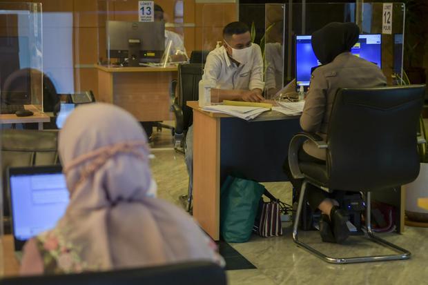 Petugas melayani pengurusan perizinan usaha di ruang Pelayanan Terpadu Satu Pintu (PTSP) Pusat di Gedung BKPM, Jakarta, Selasa (7/7/2020). Presiden Joko Widodo, telah mengeluarkan instruksi pada kementerian dan lembaga untuk meningkatkan pelayanan investa