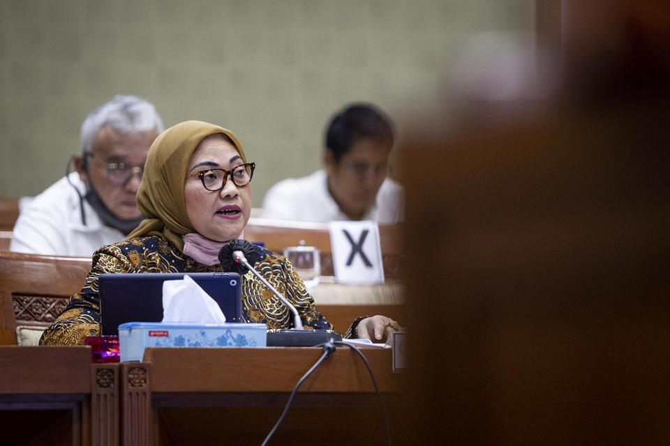 Menteri Ketenagakerjaan (Menaker) Ida Fauziyah menyampaikan paparan pada rapat kerja dengan Komisi IX DPR di Kompleks Parlemen, Senayan, Jakarta, Rabu (8/7/2020).