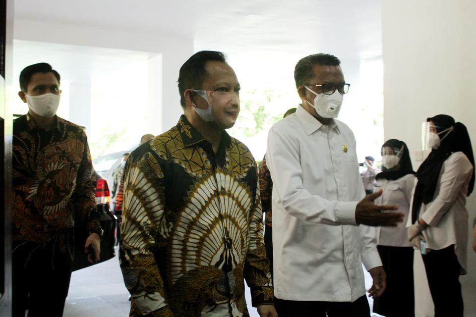 Gubernur Sulawesi Selatan Nurdin Abdullah (berkemeja putih) mendampingi Menteri Dalam Negeri Tito Karnavian saat melakukan kunjungan kerja di Makassar, Sulawesi Selatan, Rabu (8/7/2020). 