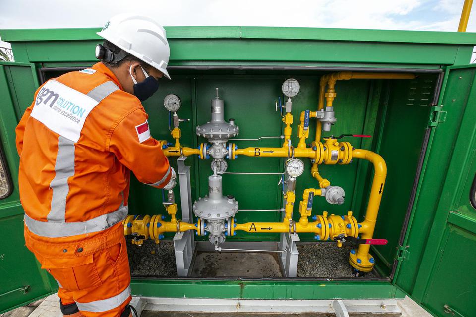 Petugas PT PGN melakukan pengecekan rutin stasiun pengaturan tekanan gas jaringan gas (jargas) pelanggan rumah tangga di Kawasan Batu Aji, Batam, Kepulauan Riau, Rabu (8/7/2020). 