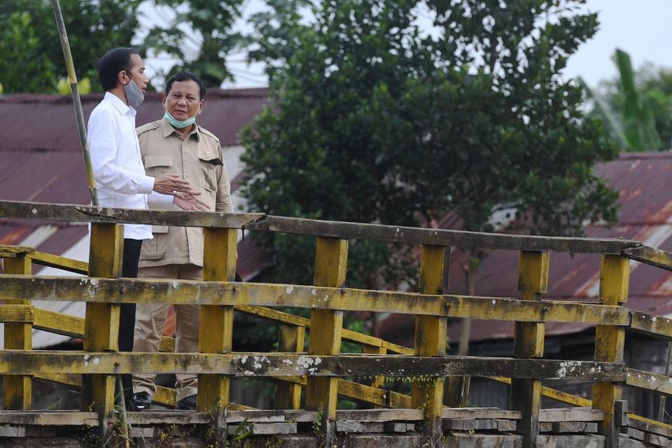 Presiden Joko Widodo (kiri) berbincang dengan Menteri Pertahanan Prabowo Subianto saat meninjau lahan yang akan dijadikan "Food Estate" atau lumbung pangan baru di Pulang Pisau, Kalimantan Tengah, Kamis (9/7/2020). Pemerintah menyiapkan lumbung pangan n