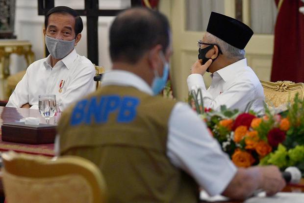 Presiden Joko Widodo (kiri) didampingi Wakil Presiden Ma'ruf Amin (kanan) bersiap memimpin rapat kabinet terbatas mengenai percepatan penanganan dampak pandemi COVID-19 di Istana Merdeka, Jakarta, Senin (13/7/2020).
