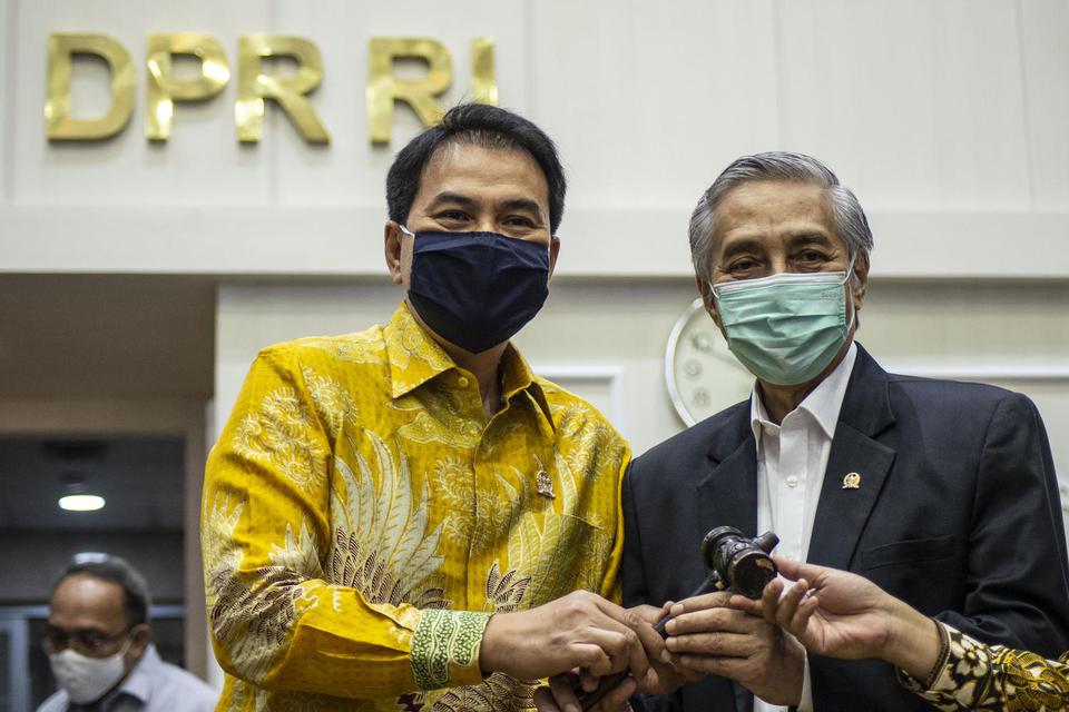 Wakil Ketua DPR Azis Syamsuddin (kiri) berfoto bersama pejabat baru Wakil Ketua Badan Legislasi dpr, omnibus law, cipta kerja