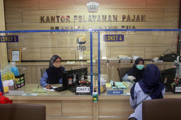 Petugas Kantor Pelayanan Pajak Pratama melayan konsultasi wajib pajak di Padang, Sumatera Barat, Rabu (15/7/2020). Direktorat Jenderal Pajak (DJP) Kementerian Keuangan (Kemenkeu) mengatakan penerimaan pajak hingga akhir Juni 2020 turun sebesar 12 persen d