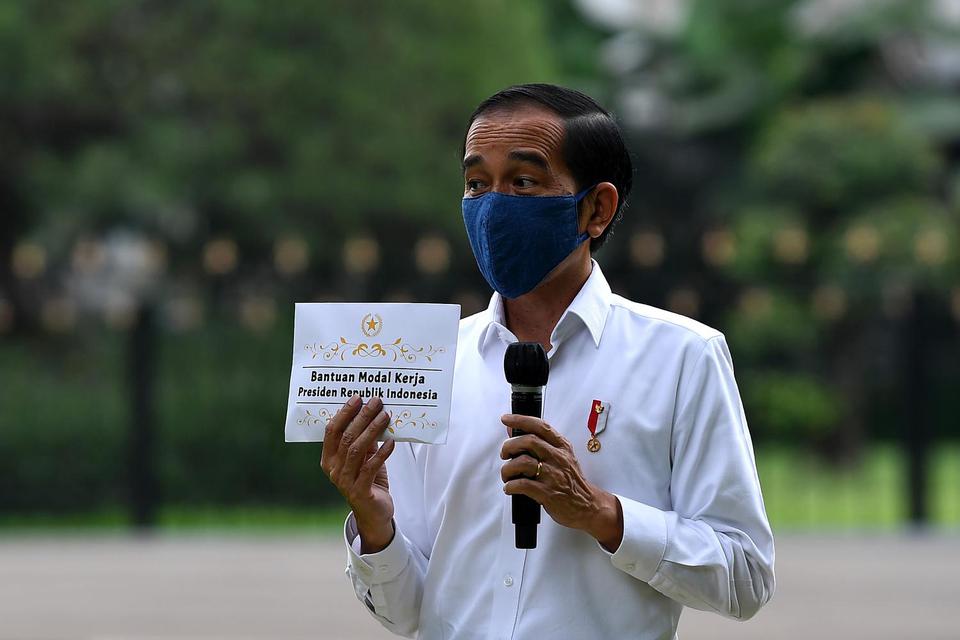 Presiden Joko Widodo memberikan pengarahan saat penyerahan bantuan modal kerja di Istana Bogor, Jawa Barat, Rabu (15/7/2020). Presiden kembali menyerahkan bantuan kepada para pedagang kaki lima, keliling, rumahan hingga pedagang asongan masing-masing sebe