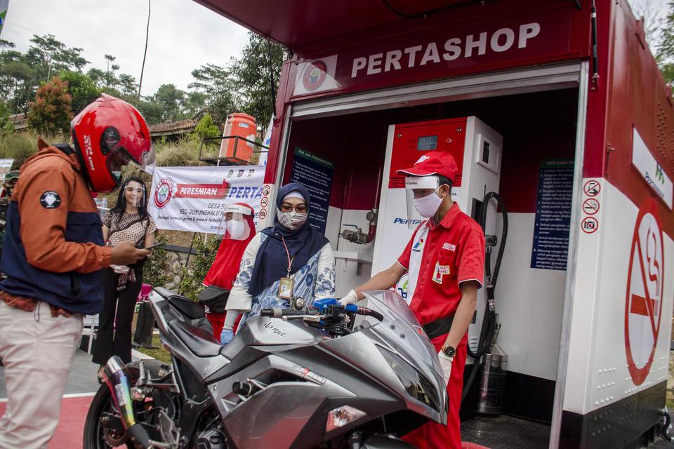 Sales Area Manager Retail Bandung PT. Pertamina Sylvia Grace Yuvenna (kedua kanan) meninjau unit Pertashop di Gununghalu, Bandung Barat, Jawa Barat, Rabu (15/7/2020).