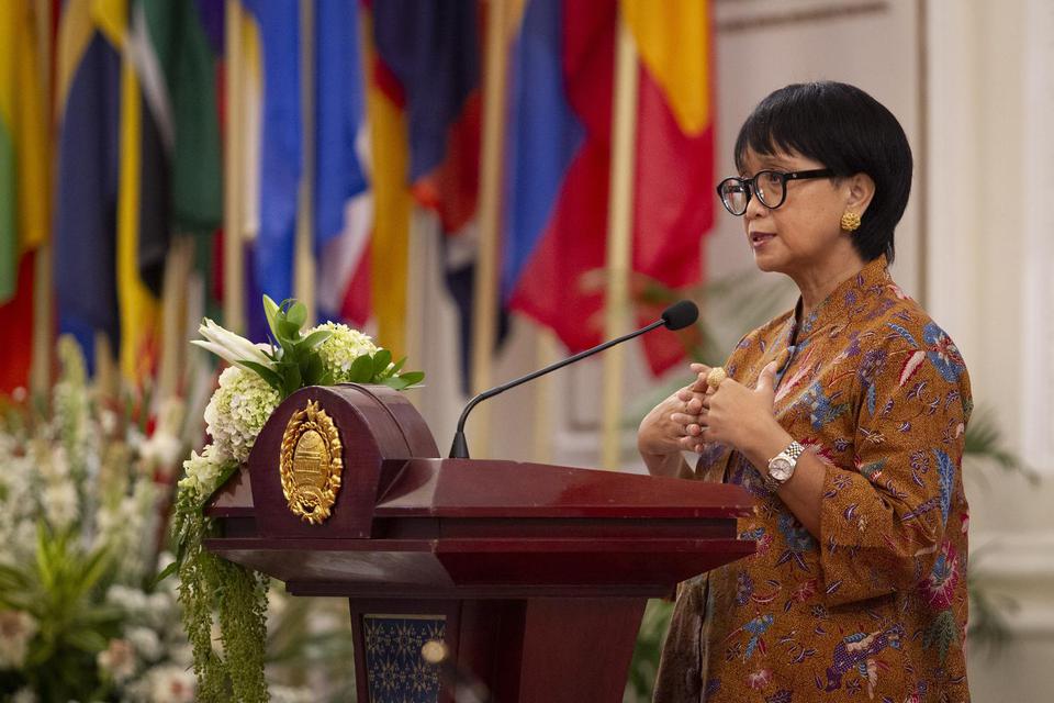 Menteri Luar Negeri Retno Marsudi menyampaikan sambutan di Gedung Pancasila, Kementerian Luar Negeri, Jakarta, Jumat (17/7/2020). Retno melakukan pertemuan dengan pejabat Amerika Serikat pada Senin (3/8) untuk membahas kerja sama kedua negara dalam penang