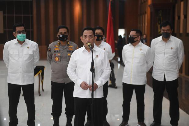 Kabareskrim Polri Komjen Pol Listyo Sigit Prabowo (tengah) memberikan keterangan terkait dicopotnya jabatan Kepala Biro Koordinasi dan Pengawasan (Korwas) PPNS Bareskrim Polri dari Brigjen Pol Prasetijo Utomo dalam upacara di Mabes Polri, Jakarta, Kamis (