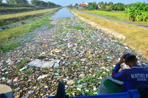 SAMPAH PENUHI SALURAN IRIGASI