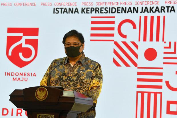Menko Perekonomian Airlangga Hartarto menyampaikan keterangan pers usai bertemu Presiden Joko Widodo di Kantor Presiden, Jakarta, Senin (20/7/2020). Presiden Joko Widodo telah menandatangani Peraturan Pemerintah (PP) tentang Penanganan COVID-19 dan Pemuli