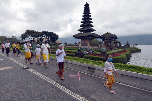 Ilustrasi, objek wisata Ulun Danu Beratan, Tabanan, Bali. Menteri Koordinator Bidang Maritim dan Investasi Luhut Binsar Pandjaitan mengatakan wisatawan domestik akan diperbolehkan mengunjungi Bali pada 30 Juli.