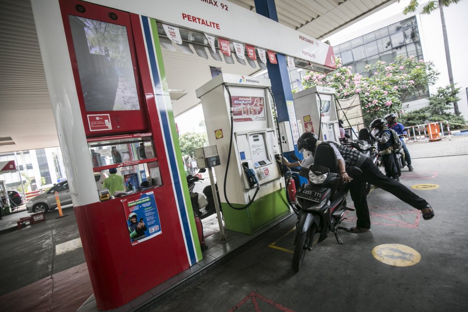Kendaraan mengisi bahan bakar di salah satu SPBU kawasan Cikini, Jakarta, Senin (20/7/2020). PT Pertamina (Persero) menyatakan tengah bersiap untuk memproduksi bahan bakar hijau lainnya yakni green gasoline dan green avtur, menyusul keberhasilan produksi 