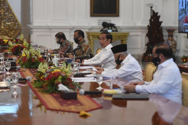 Presiden Joko Widodo (tengah) didampingi Wakil Presiden Ma'ruf Amin (kedua kanan) memimpin rapat terbatas (ratas) mengenai percepatan eliminasi Tuberkulosis (TBC) di Istana Merdeka, Jakarta, Selasa (21/7/2020).