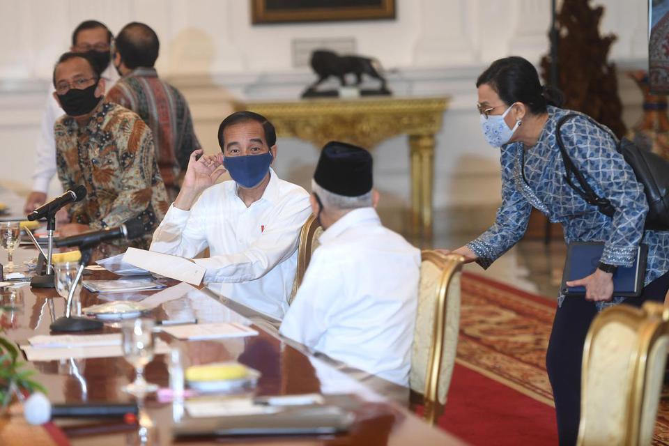Presiden Joko Widodo (tengah) didampingi Wakil Presiden Ma'ruf Amin (kedua kanan) berbincang dengan Menteri Keuangan Sri Mulyani (kanan) sebelum memimpin rapat terbatas (ratas) mengenai percepatan eliminasi Tuberkulosis (TBC) di Istana Merdeka, Jakarta, 