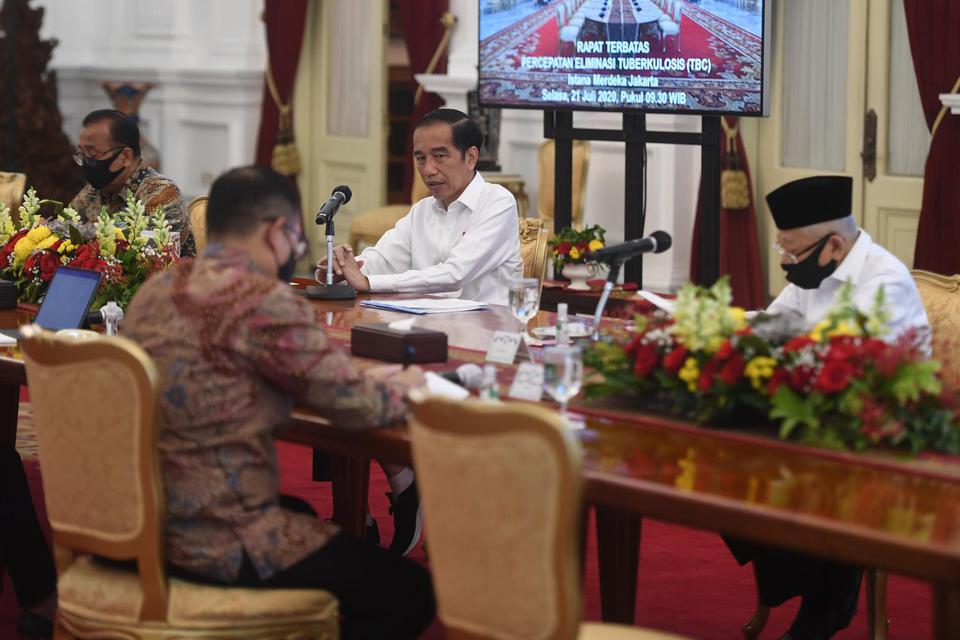 Presiden Joko Widodo (tengah) didampingi Wakil Presiden Ma'ruf Amin (kanan) memimpin rapat terbatas (ratas) mengenai percepatan eliminasi Tuberkulosis (TBC) di Istana Merdeka, Jakarta, Selasa (21/7/2020).