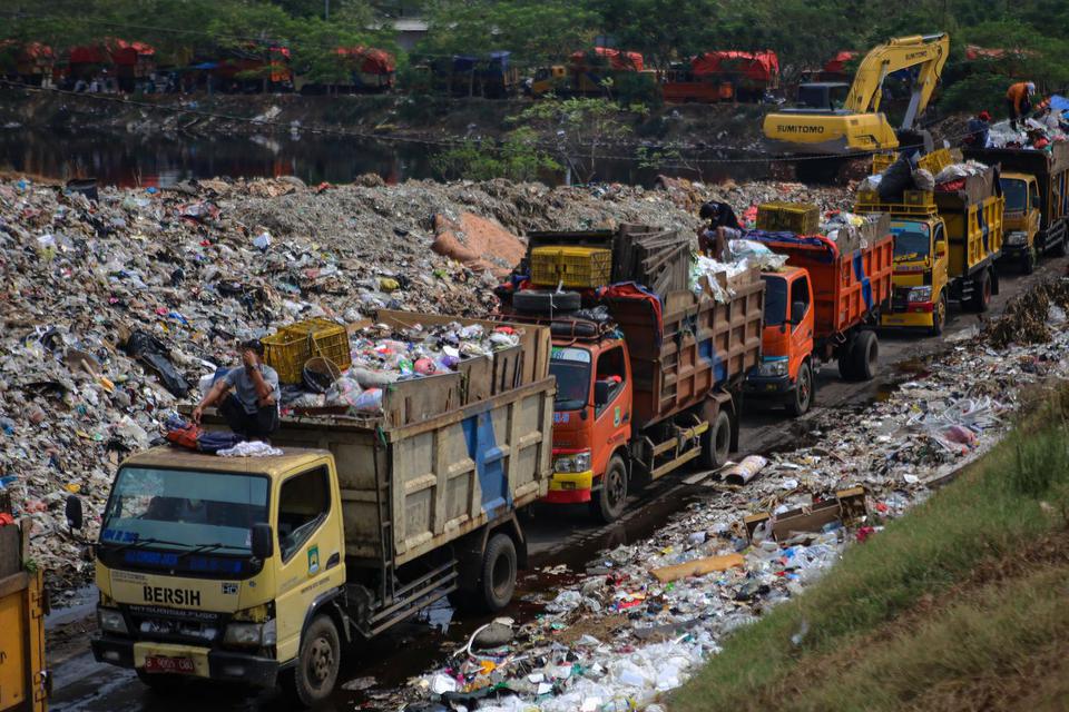 Mobil pengangkut sampah beroperasi di Tempat Pembuangan Akhir (TPA) Rawa Kucing, Selasa (21/7/2020). 