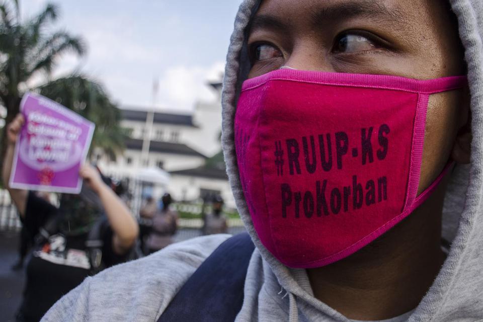 Massa yang tergabung dalam Aliansi Gerakan Perempuan Anti Kekerasan melakukan Aksi Selasa di depan Gedung Sate, Bandung, Jawa Barat, Selasa (21/7/2020). Mereka mendesak DPR dan pemerintah untuk kembali memasukkan RUU Penghapusan Kekerasan Seksual (P-KS) 