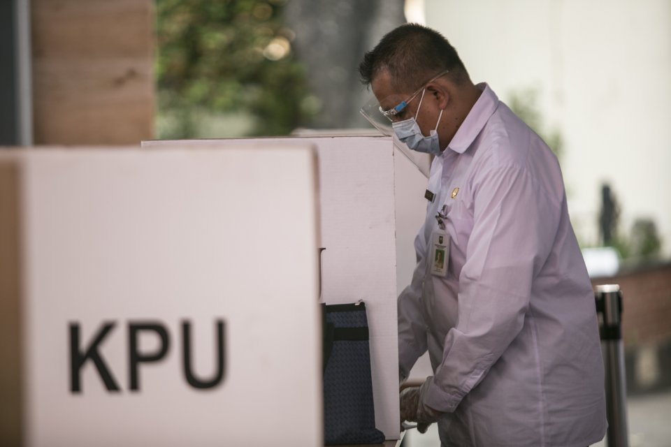 Proses simulasi pemungutan suara pemilihan serentak 2020 di Jakarta, Rabu (22/7/2020). Simulasi tersebut digelar untuk memberikan edukasi kepada masyarakat terkait proses pemungutan dan penghitungan suara Pilkada serentak 2020 yang akan dilaksanakan pada 