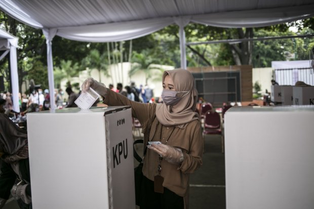 Proses simulasi pemungutan suara pemilihan serentak 2020 di Jakarta, Rabu (22/7/2020). Simulasi tersebut digelar untuk memberikan edukasi kepada masyarakat terkait proses pemungutan dan penghitungan suara Pilkada serentak 2020 yang akan dilaksanakan pada 