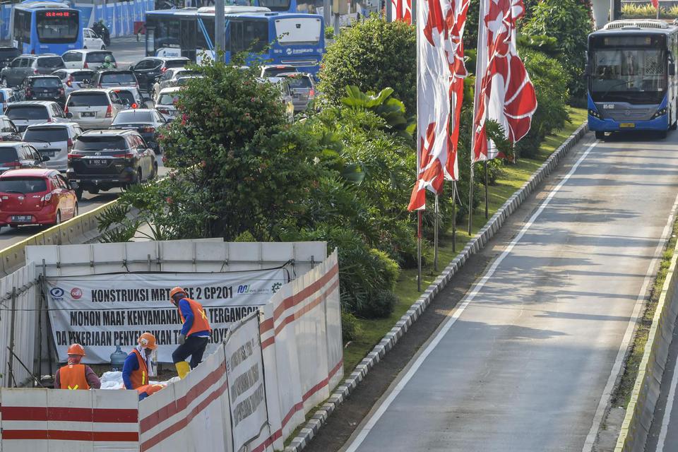 Pekerja menyelesaikan proyek Moda Raya Terpadu (MRT) Fase II di Jalan MH Thamrin, Jakarta, Jumat (24/7/2020). MRT fase II tersebut akan dibangun dengan panjang 5,8 kilometer dan memiliki tujuh stasiun bawah tanah yakni Sarinah, Monas, Harmoni, Sawah Besar
