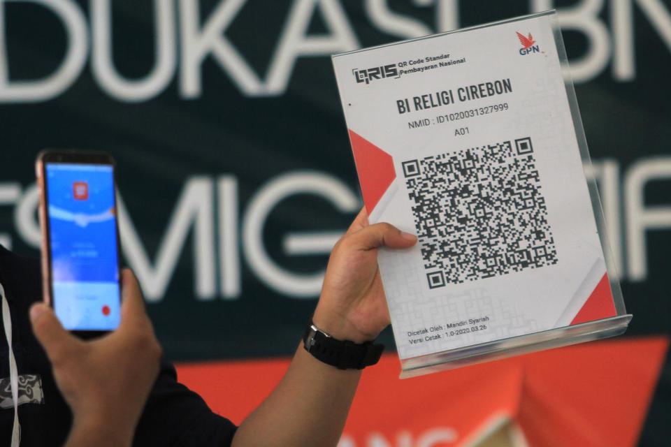 Ilustrasi, karyawan Bank Indonesia (BI) menjelaskan penggunaan QRIS. BI menyebut sebanyak 4 juta pelaku UMKM sudah menggunakan QRIS.