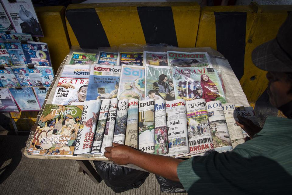 Pedagang menyusun tumpukan koran di kawasan Kampung Melayu, Jakarta Timur, Senin (27/7/2020).
