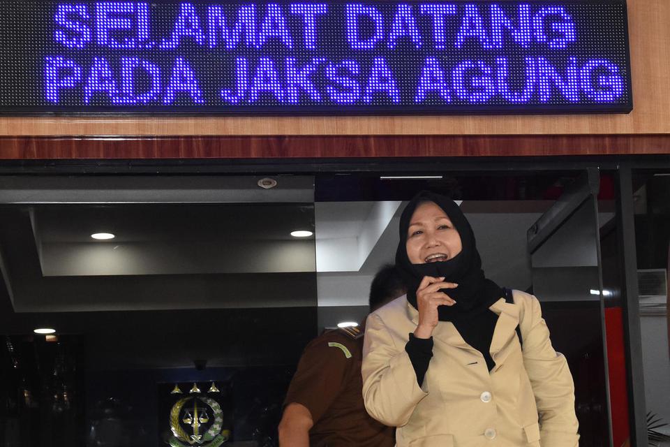 Pengacara dari buronan kasus korupsi pengalihan hak tagih (cessie) Bank Bali Djoko Tjandra, Anita Kolopaking keluar ruangan usai menjalani pemerikaan di Gedung Jaksa Agung Muda Pengawasan Kejagung, Jakarta, Senin (27/7/2020). Kejaksaan Agung memeriksa Ani