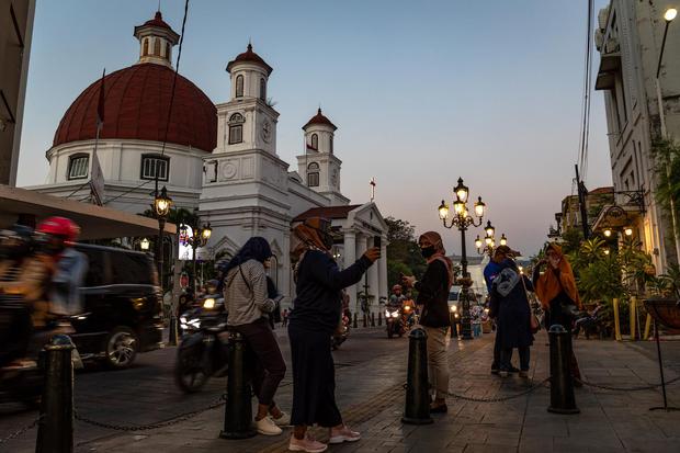 Sejumlah pengunjung menikmati suasana senja di sekitar GBIP Immanuel atau Gereja Blenduk di tengah pandemi COVID-19 di Kawasan Kota Lama Semarang, Jawa Tengah, Senin (27/7/2020). 