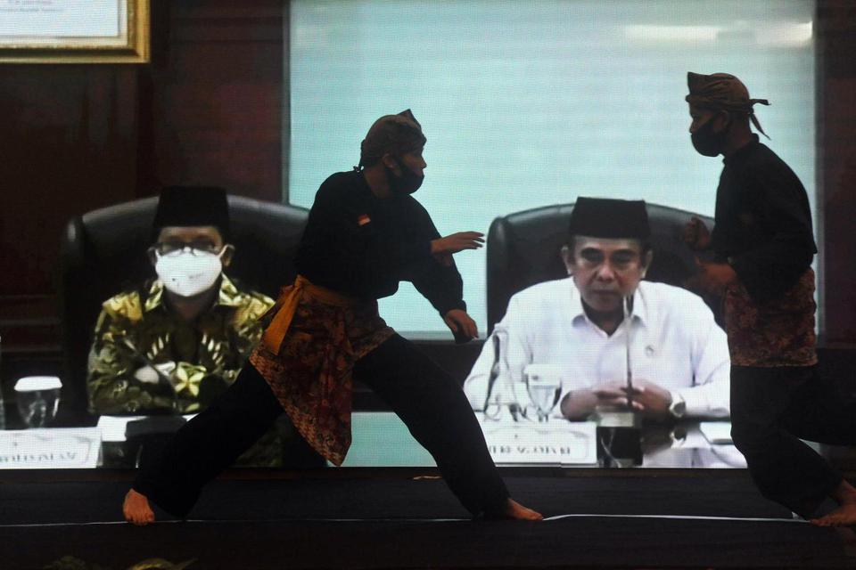 Menteri Agama, Fachrul Razi (kanan), menyaksikan atraksi silat secara virtual saat Launching Musabaqah Tilawatil Quran (MTQ) Nasional ke-28, di Padang, Sumatera Barat, Selasa (28/7/2020). Peluncuran itu sebagai bentuk kesiapan Provinsi Sumbar menjadi tua
