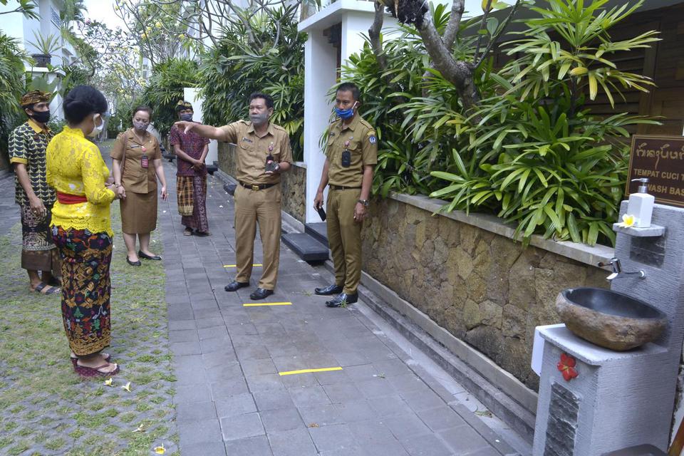 Ilustrasi, petugas melakukan proses verifikasi lapangan di Villa Kayu Raja, Seminyak, Badung, Bali. Verifikasi oleh tim yang dibentuk Pemerintah Kabupaten Badung tersebut menilai penerapan berbagai aspek standar dan prosedur pencegahan COVID-19 guna memas