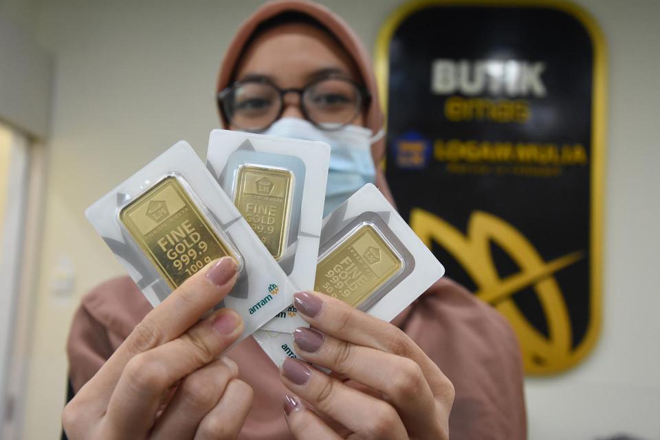 Harga emas batangan milik PT Aneka Tambang Tbk (Antam) pada Kamis (6/5) naik Rp 4.000 per gram ke level Rp 926.000 per gram.