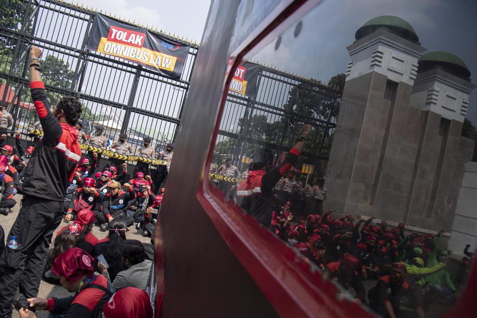Sejumlah buruh melakukan aksi unjuk rasa di depan gedung DPR, Senayan, Jakarta, Rabu (29/7/2020). Mereka menuntut DPR untuk menghentikan pembahasan Omnibus Law RUU Cipta Kerja.
