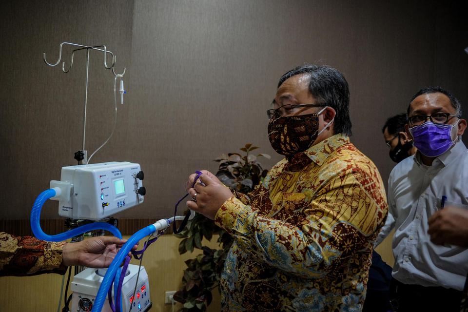 Menteri Riset dan Teknologi Bambang Brodjonegoro (kedua kanan) memperhatikan alat terapi oksigen HFNC hasil produksi dari peneliti Lembaga Ilmu Pengetahuan Indonesia (LIPI) saat melakukan kunjungan kerja di Laboratorium LIPI Bandung, Jawa Barat, Rabu (29/