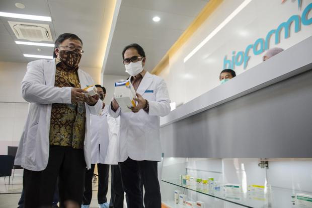 Menteri Riset dan Teknologi (Menristek) RI Bambang Brodjonegoro (kiri) berbincang terkait alat tes PCR BioCov-19 dengan Direktur Utama Bio Farma Honesti Basyir (kanan) saat kunjungan kerja di Bio Farma, Bandung, Jawa Barat, Rabu (29/7/2020).