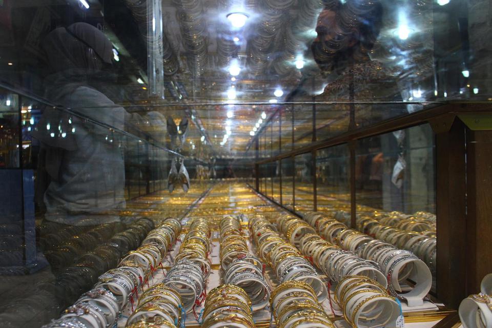 Pramuniaga melayani pelanggan yang menjual perhiasan emasnya di sebuah gerai emas di Malang, Jawa Timur, Kamis (30/7/2020). Pengusaha perhiasan setempat mengaku sejak sepekan terakhir masyarakat yang menjual perhiasan emas meningkat dari 100 orang menjadi