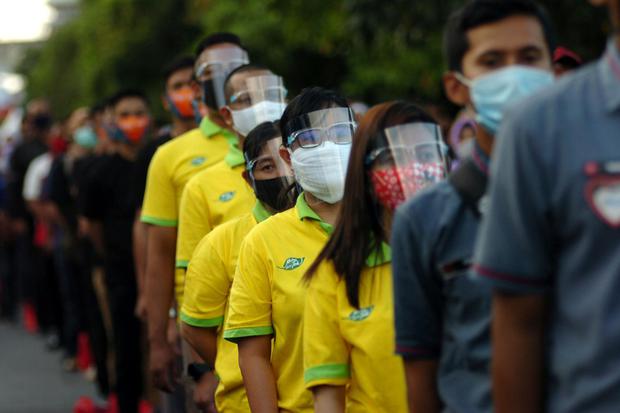 Sejumlah relawan mengikuti Apel Pelantikan Relawan Mandiri COVID-19 di Tegal, Jawa Tengah, Kamis (30/7/2020). Apel yang diikuti 2.000 relawan dari perusahaan, perbankan, organisasi masyarakat, organisasi kepemudaan dan pramuka tersebut untuk mengawasi ses