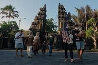 WISATAWAN DOMESTIK KUNJUNGI TANAH LOT BALI