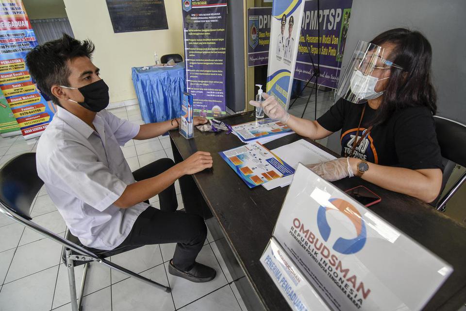 Seorang warga menyampaikan laporan pengaduannya kepada petugas Ombudsman Perwakilan NTB di Kantor Dinas Penanaman Modal Dan Pelayanan Terpadu Satu Pintu (DPMPTSP) Kota Mataram di Mataram, NTB, Senin (3/8/2020).