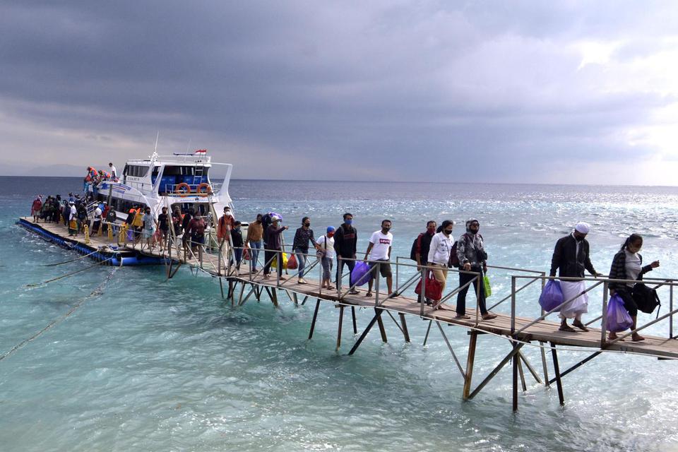 Sejumlah penumpang kapal cepat rute Pelabuhan Tribuana Kusamba menuju Pulau Nusa Penida tiba di Pelabuhan Sampalan, Nusa Penida, Klungkung, Bali, Senin (3/8/2020). Menurut salah satu operator kapal cepat yang melayani rute itu, saat ini pihaknya melayani 
