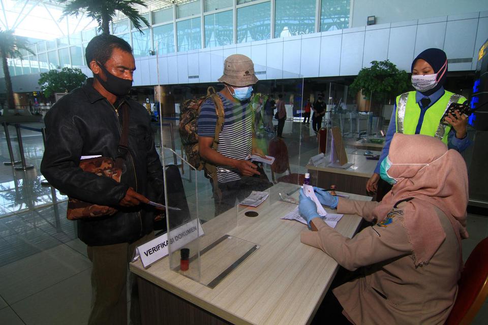 Dua calon penumpang pesawat menjalani pemeriksaan dokumen kesehatan di konter Kantor Kesehatan Pelabuhan Kelas II Pontianak di Bandara Internasional Supadio di Kabupaten Kubu Raya, Senin (3/8/2020). 