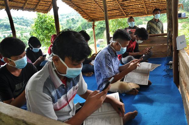 Sejumlah pelajar mengikuti pembelajaran jarak jauh secara daring dengan menggunakan fasilitas perangkat daring "XL Home" di Desa Telaga Said, Kecamatan Sei Lepan, Kabupaten Langkat, Sumatera Utara, Senin (3/8/2020). XL Axiata menyediakan sarana akses in