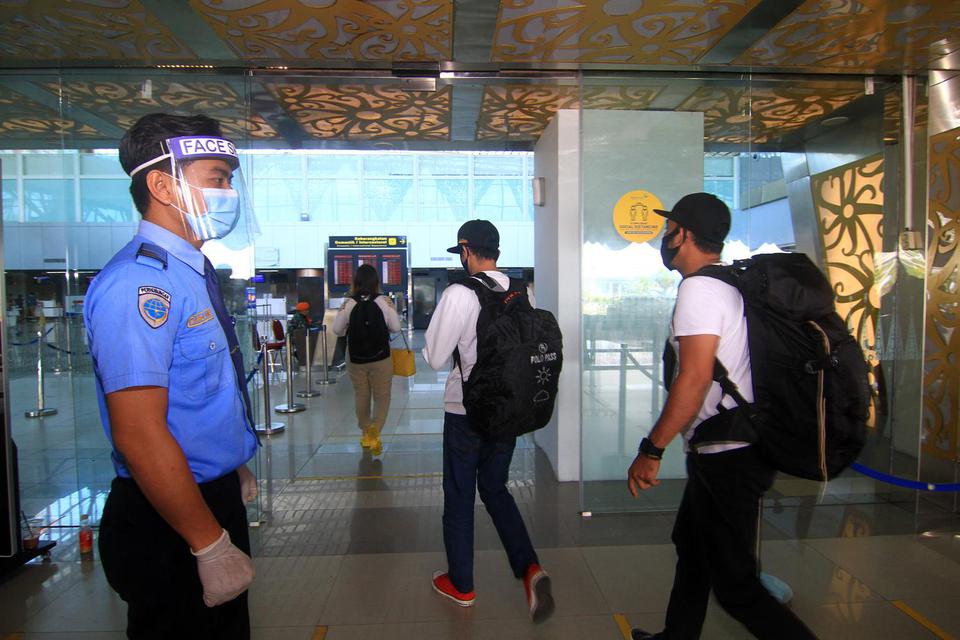 Seorang anggota Aviation Security (Avsec) mengawasi kedatangan calon penumpang di pintu masuk keberangkatan Bandara Internasional Supadio, Kabupaten Kubu Raya, Senin (3/8/2020). 