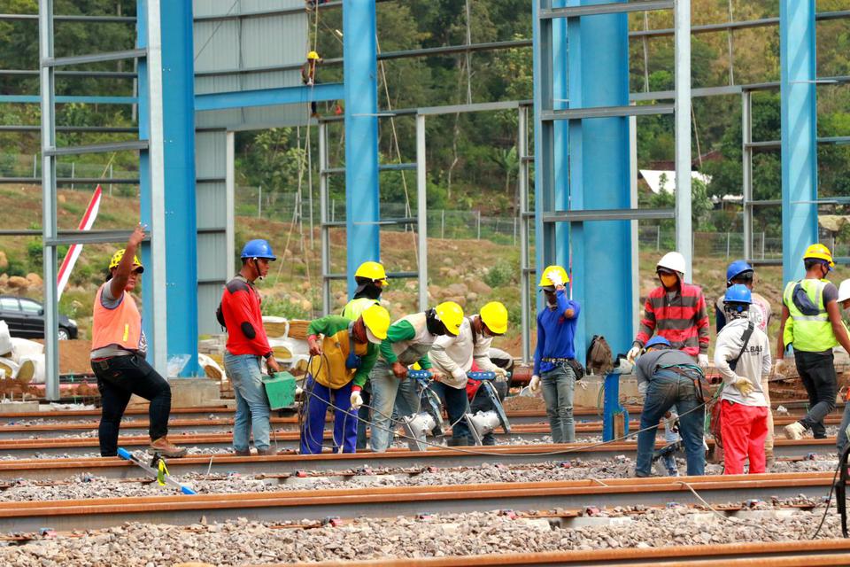 Pekerja pabrik Kereta api PT INKA di Kalipuro, Banyuwangi, Jawa Timur, Selasa (4/8/2020). 